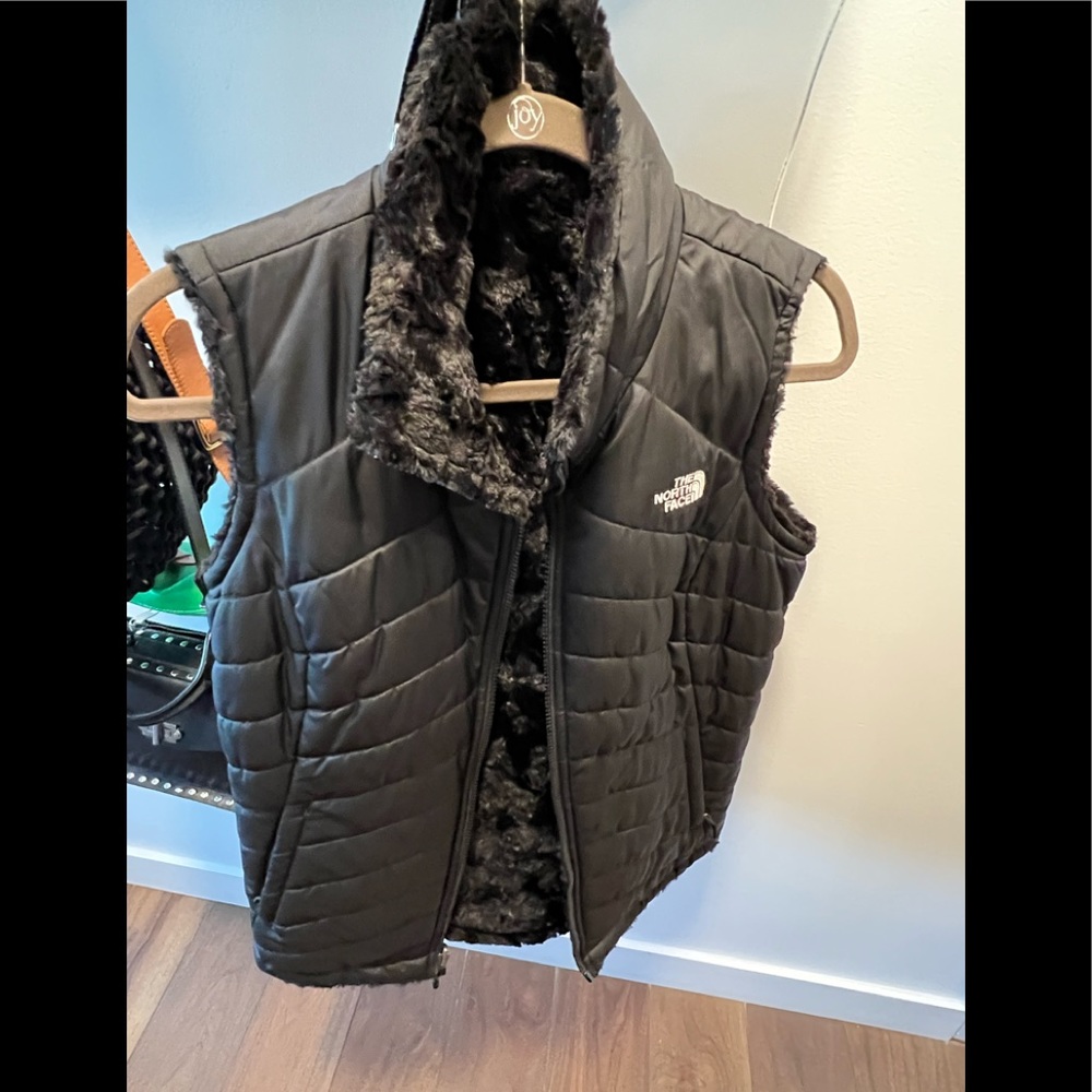 reversible black north face vest sz small, fur and down materials